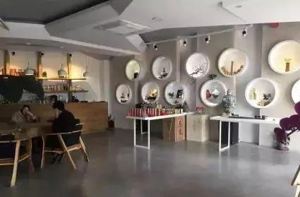 你想要的水泥自流平，真的是便宜美貌又省事兒?jiǎn)幔?/></figure></div>



<p>在買地板的時(shí)候，要記得問(wèn)一下商家，安裝的時(shí)候?qū)Φ孛嬲移接袥](méi)有特殊要求，使用自流平來(lái)找平，造價(jià)可能要高一些。<br><strong>水泥自流平除了作為地板的墊層使用，還可以直接作為地板的替代品</strong>。原理是差不多的，但具體到實(shí)際的操作、效果等，還是有很多的不同。</p>



<p><strong>水泥自流平施工工藝</strong></p>



<p>水泥自流平施工速度很快，一般幾個(gè)小時(shí)就能搞定你家的幾十平，硬化的速度也很快，24小時(shí)左右，基本上就可以站人了。</p>



<div   id=